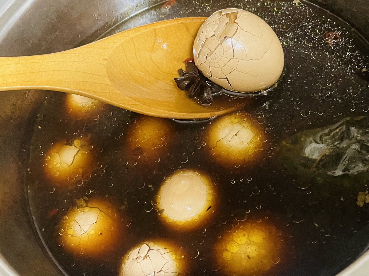 xiaofeiTW's tweet photo. 茶葉蛋を作りました🥚
烏龍茶や紅茶、八角などのスパイスで煮込んだ台湾料理。台湾のセブンイレブンに入ると香ってくる奴です（笑）

我做了茶葉蛋了喔🥚
用台灣特有烏龍茶和紅茶、八角等的辛香料燉煮的台灣料理。就是每次進入台灣的便利商店（7-11等）會有的獨特香味。 https://t.co/zt6aOFqhhN