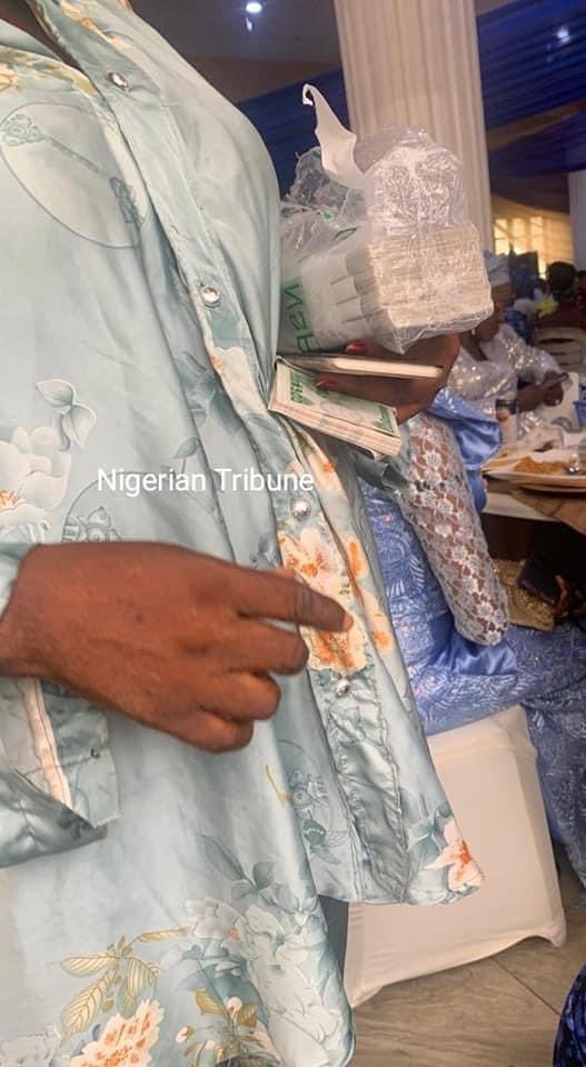 Equityoyo's tweet photo. Nigerians will always find a way to circumvent the system 🤦‍♂️

New Naira notes wey banks no see disburse to customers, hawkers have in abundance to sell. 

New Naira notes are already being hawked at parties!!!

NIGERIANS!!!! https://t.co/45im0mdPlZ