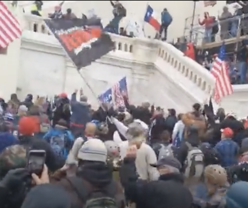 capitolresearc3's tweet photo. @CMominator @OSINTyeti The start of this video is just around 2:32 PM, btw; you can se the fire extinguisher discharge by 00:47. At 3:02 #WhiteDeathHoodie goes into the crowd to wave his flag. 3:30 #Turbo57 is filming. 2/ https://t.co/AyI7Fdwknc
