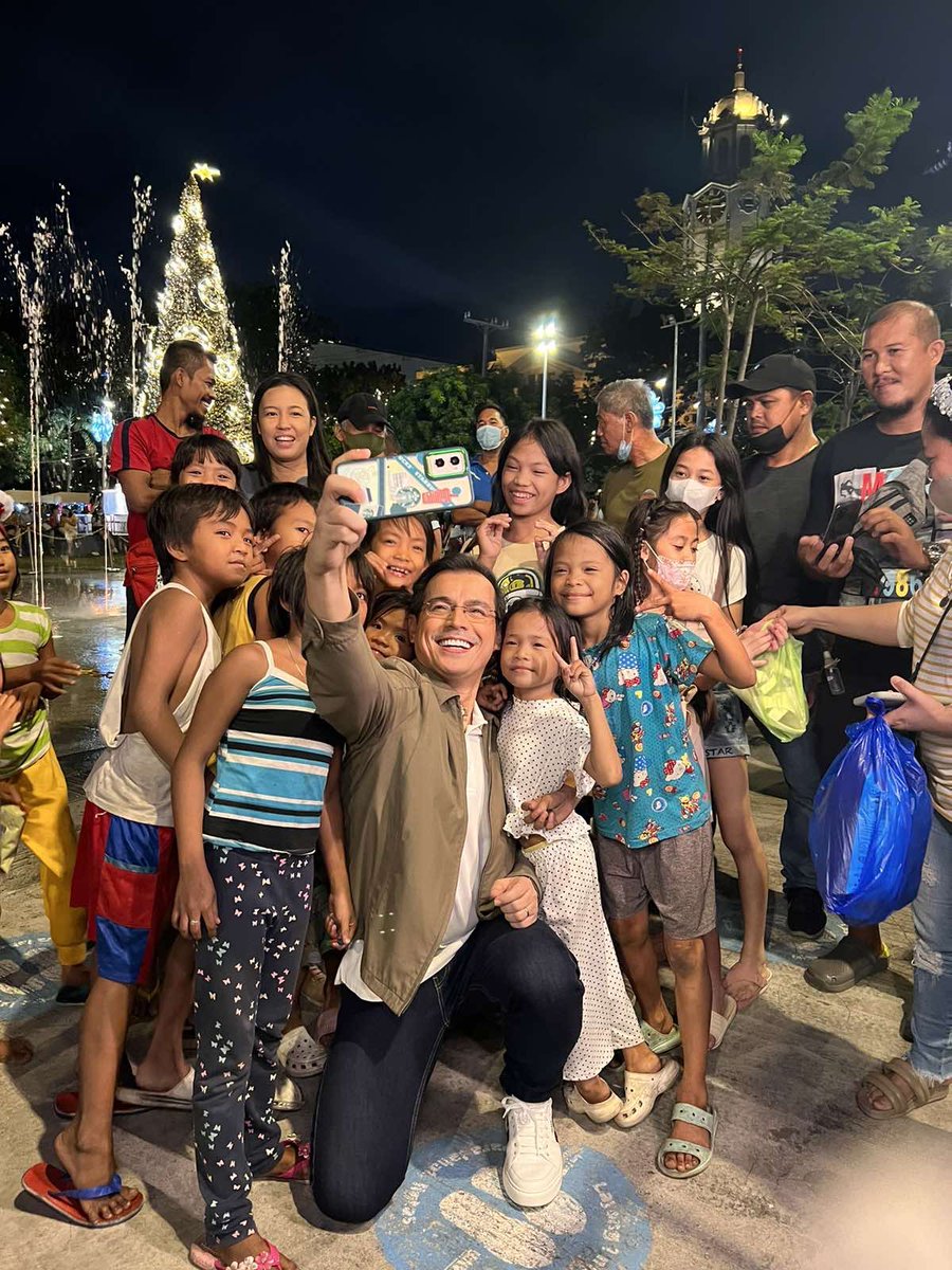 IskoMoreno's tweet photo. Merry Christmas mga Batang Maynila!   #IskoveryNight https://t.co/01oHtY9XNO