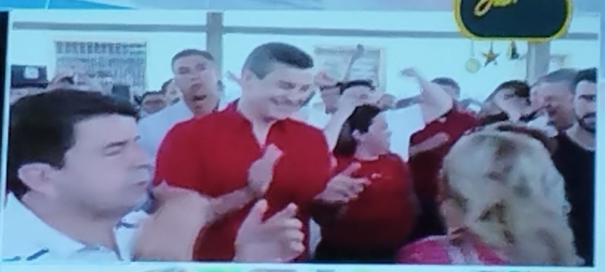 erickcapde's tweet photo. Hacen un mitin para @SantiPenap en el local electoral. Dónde pio está @TSJE_Py? lleno de sus lametrastes.

Por ahi se le ve a gente de su equipo muy ligado a @nenechopy y la @AsuncionMuni como Andrea Salazar https://t.co/FeEUyB2fFI