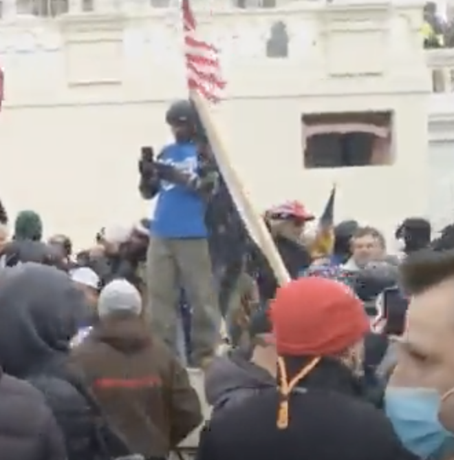 capitolresearc3's tweet photo. @CMominator @OSINTyeti The start of this video is just around 2:32 PM, btw; you can se the fire extinguisher discharge by 00:47. At 3:02 #WhiteDeathHoodie goes into the crowd to wave his flag. 3:30 #Turbo57 is filming. 2/ https://t.co/AyI7Fdwknc