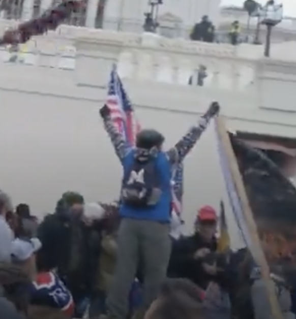 capitolresearc3's tweet photo. @CMominator @OSINTyeti 3:37 #Turbo57 cheers to one side, then 3:45 rotates to cheer to the other side. 3/ https://t.co/noklEVMT81