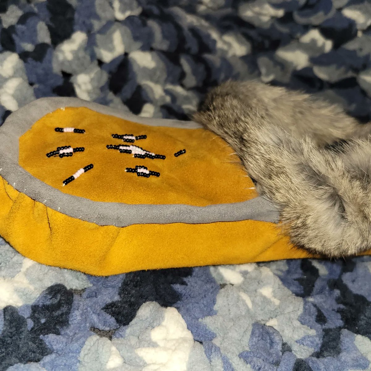 FElite17's tweet photo. Beaded moccasins hide and rabbit furr 🔥
#moccasins #aboriginal #slippers #beaded #handmade https://t.co/S1Vl6xe5LX
