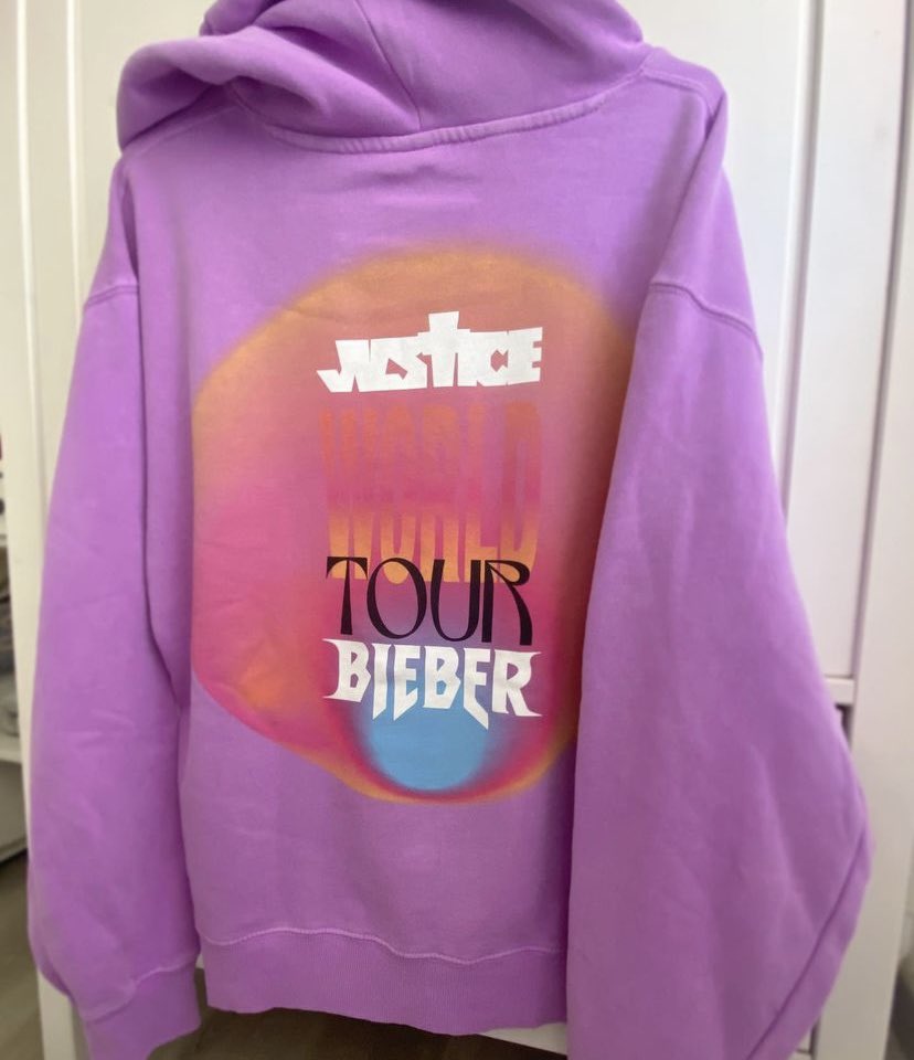 thebieberworlds's tweet photo. A Hoodie tão queridinha dessa tour em mãos 💜 https://t.co/OuYhPSPKhc