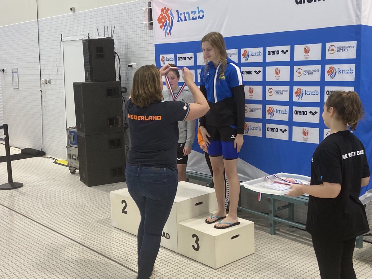 Tess Panjer van ⁦<a href="/vzczwemmen/">VZC Zwemmen</a>⁩ ontvangt haar bronzen medaille. ⁦<a href="/TeamVeenendaal/">Team Veenendaal</a>⁩