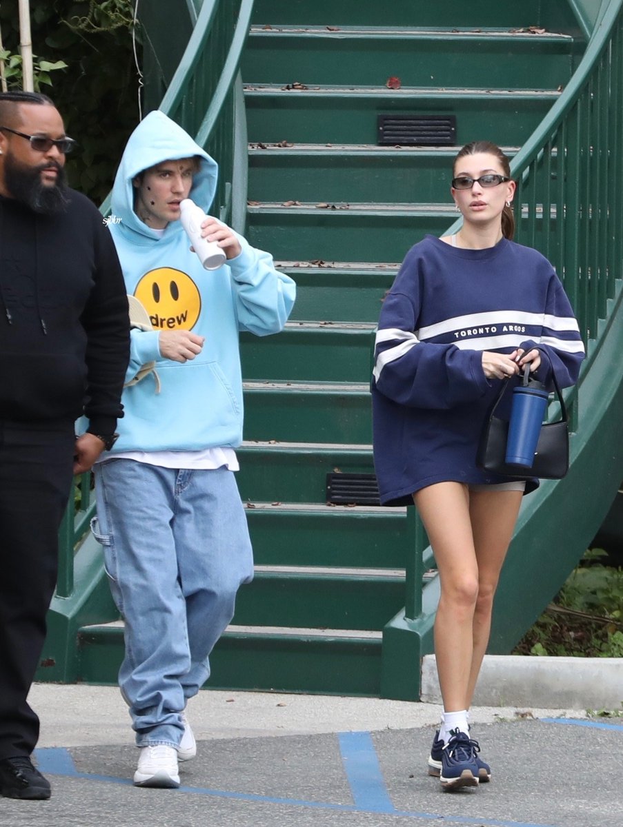 17 ธค.ที่ผ่านมา จัสตินและเฮลี่ย์ออกไปทานมื้อเที่ยงกันที่ Beverly Glen Deli ใน Los Angeles รัฐ California ครับ