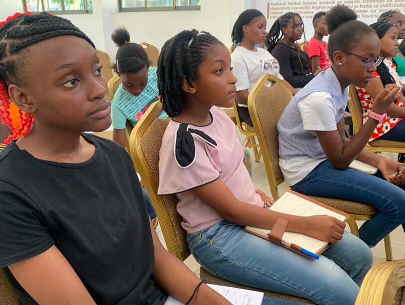 YIA_Tanzania's tweet photo. Hakuna atayeweza kukataa kuhusu umuhimu wa elimu sahihi na kumkutanisha kijana mdogo na watu sahihi. 

Safari yetu ikaweka kambi katika ofisi za @costechTANZANIA na maafisa wakatupa elimu ya uvumbuzi na namna ya kufanya maamuzi sahihi katika umri mdogo.

#costech #youthinvestors https://t.co/sGIuNmSaqo