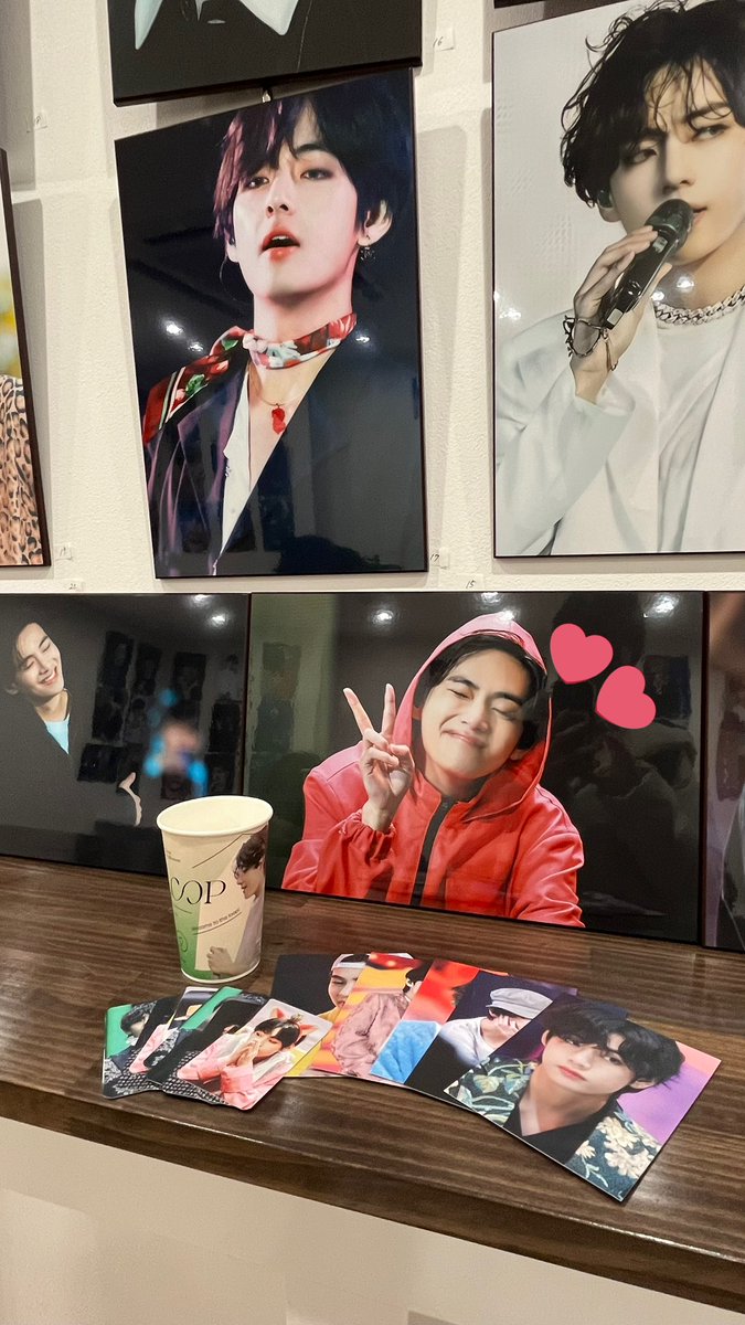 v_j_otaetae's tweet photo. セミナー終わりに1人で行ってきた( ¨̮ )♡
ぼっちでお店入るの緊張したけどテヒョンみたらそんなこと忘���てた🖖🏻
かわいいテヒョンさんいっぱいで癒された😌
特典も可愛くて幸空間でした~🙋🏻‍♂️🙋🏻‍♂️

🕊️@V_Pintor__ 🕊️ https://t.co/mP04mSK6R2