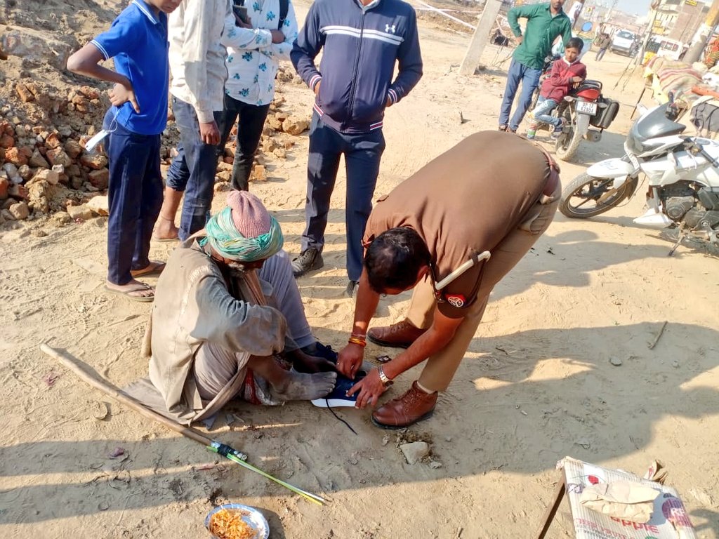 वृद्ध व्यक्ति और खाकी ❤️

#UPPolice #UPPCares