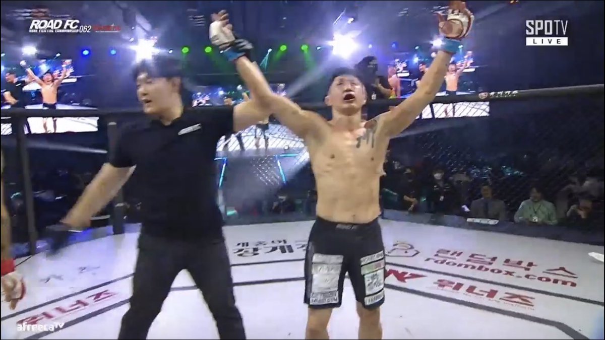 sharakiro's tweet photo. MMA速報です👩🏻💻
#ROADFC062 バンタム級タイトルマッチ
元RIZINジェフン、3-0でイクファンに判定勝ち!王座獲得!
38歳 12-13 4KO https://t.co/uWXRZZzn5J