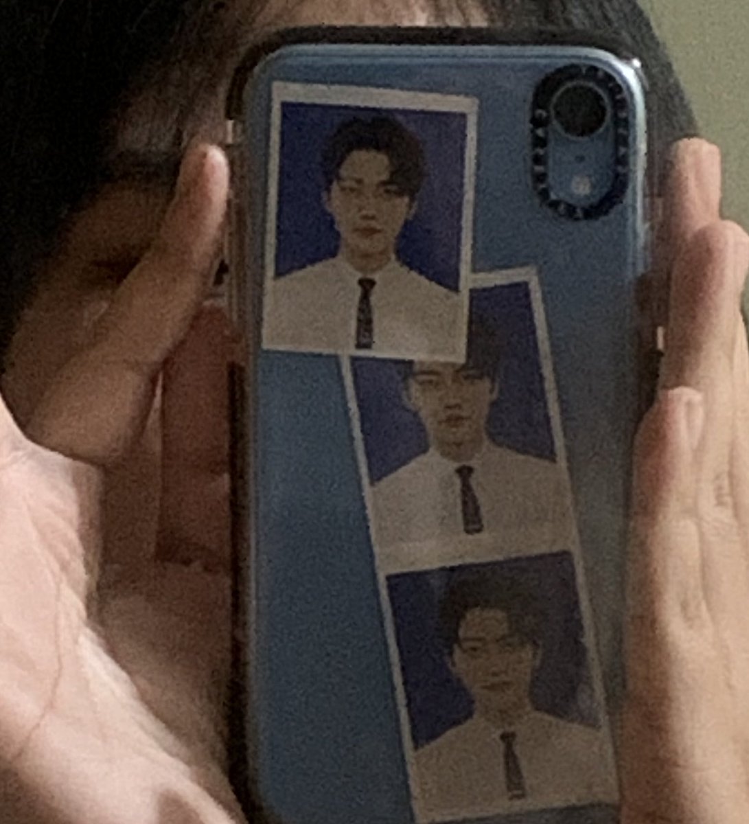 เรื่องตลกคือเมื่อวานไปกินหมูกะทะแถวบ้านกลับน้อง แล้วมันมีผู้ชายกลุ่มนึงมาสูบบุหรี่ตรงโต๊ะข้างหน้าแล้วเค้านั่งมองเราอยู่อย่างนั้นเราก็เอ้อก้มหน้าแล้วกินต่อ ทำเป็นไม่สนใจ เลยยกทรศขึ้นมาเล่น เพื่อบังหน้าตัวเอง สักพักได้ยินผู้ชายอีกคนบอกเค้ามีแฟนแล้ว แล้วก็เดินออกไปเลย กุ55555