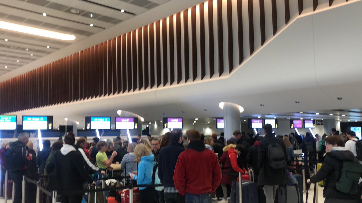 Aer lingus disastrous check in at Manchester airport only 3 desks and 4 people compared to 10 desks and 20 people at Qatar. #aerlingus