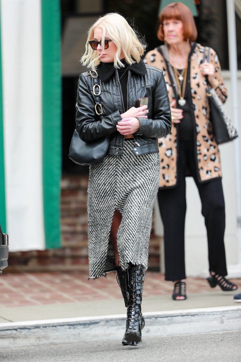 bbbrmidia's tweet photo. Ashley Benson chegando no San Vicente Bungalows em West Hollywood ontem - 17 de dezembro. Mais fotos: https://t.co/e1OQgavrmo https://t.co/TkOWFZZFa8