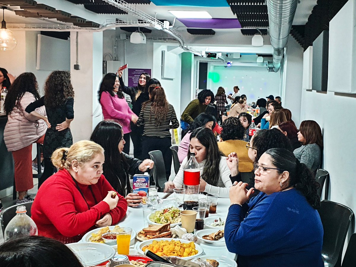 Aquestes dates no són fàcils per a aquelles que tenim lluny a les nostres famílies, però les unes amb les altres ens fem costat. Un goig reunir-nos totes per a celebrar el Dinar de Nadal de l'associació de cuidadores Amb Cura. Bones i solidàries festes a tothom! 💜💪🏿