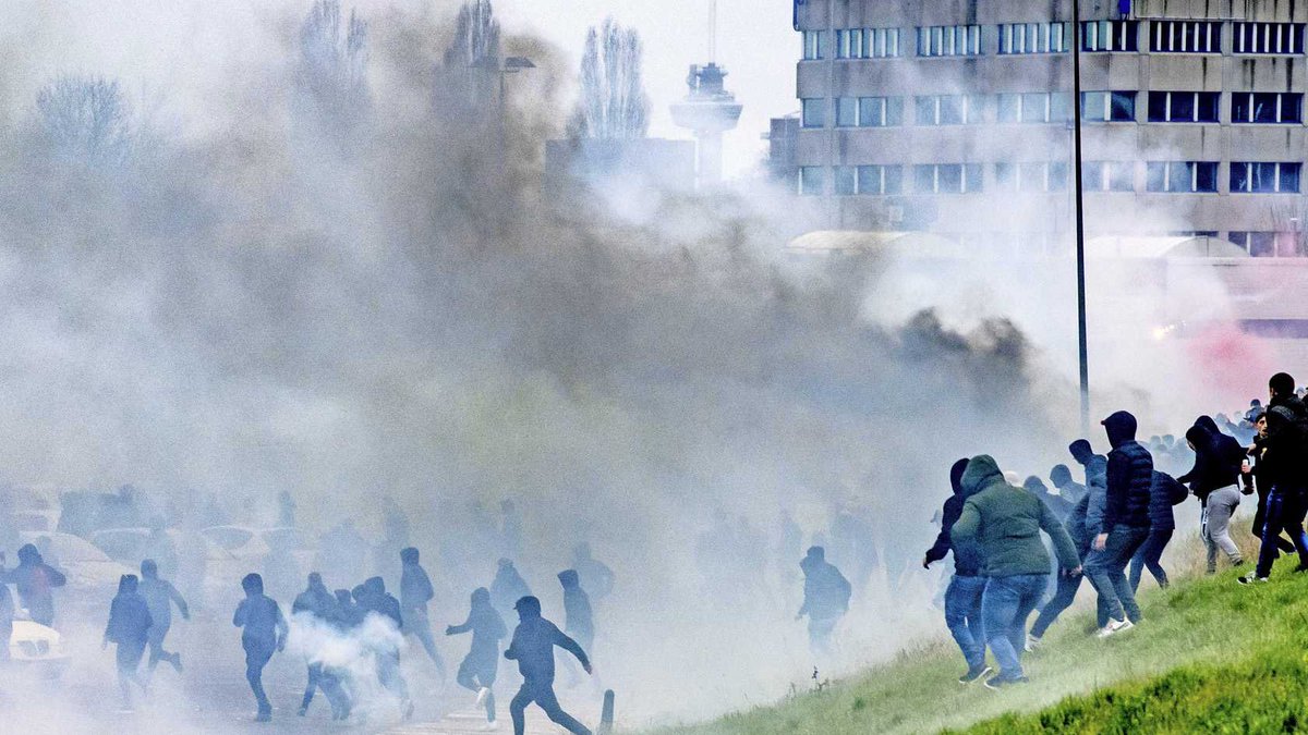22 januari 2023.

“Verwilderde blikken. Oorlogslust spat uit de ogen. Mannen veranderen die dag in beesten. Vrouwen en kinderen verschuilen zich. De geur van kruit en vallende stukjes as vullen de lucht. Een luide ‘JUAAAHH’ geeft het startsein voor deze tsunami van geweld”.