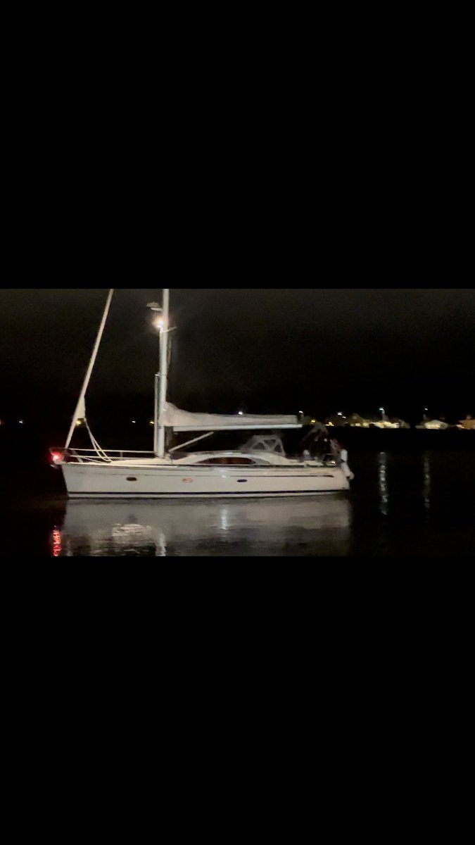 #Fredrikstad i tidsrommet lørdag 17/12 kl 13 og frem til i dag kl 12.30 er det stjålet en seilbåt fra Nøkledypet båthavn. Båten er en 40 fot Bavaria 40 vision. Tips i saken kan meldes på 02800 eller ta kontakt med Øst pd sin nettpatrulje på sosiale medier.