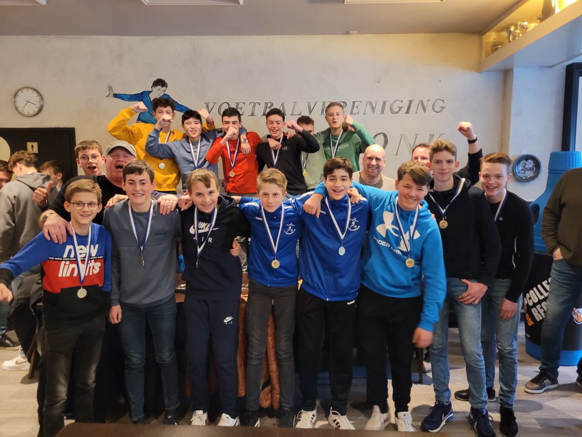In de laatste wedstrijd voor de winterstop kon onze JO16-1 kampioen worden. Door de strenge vorst ging de thuiswedstrijd tegen Hoogeloon helaas niet door, maar dit team had voldoende marge opgebouwd om toch tot kampioen gekroond te kunnen worden.
Van harte gefeliciteerd!!!!!