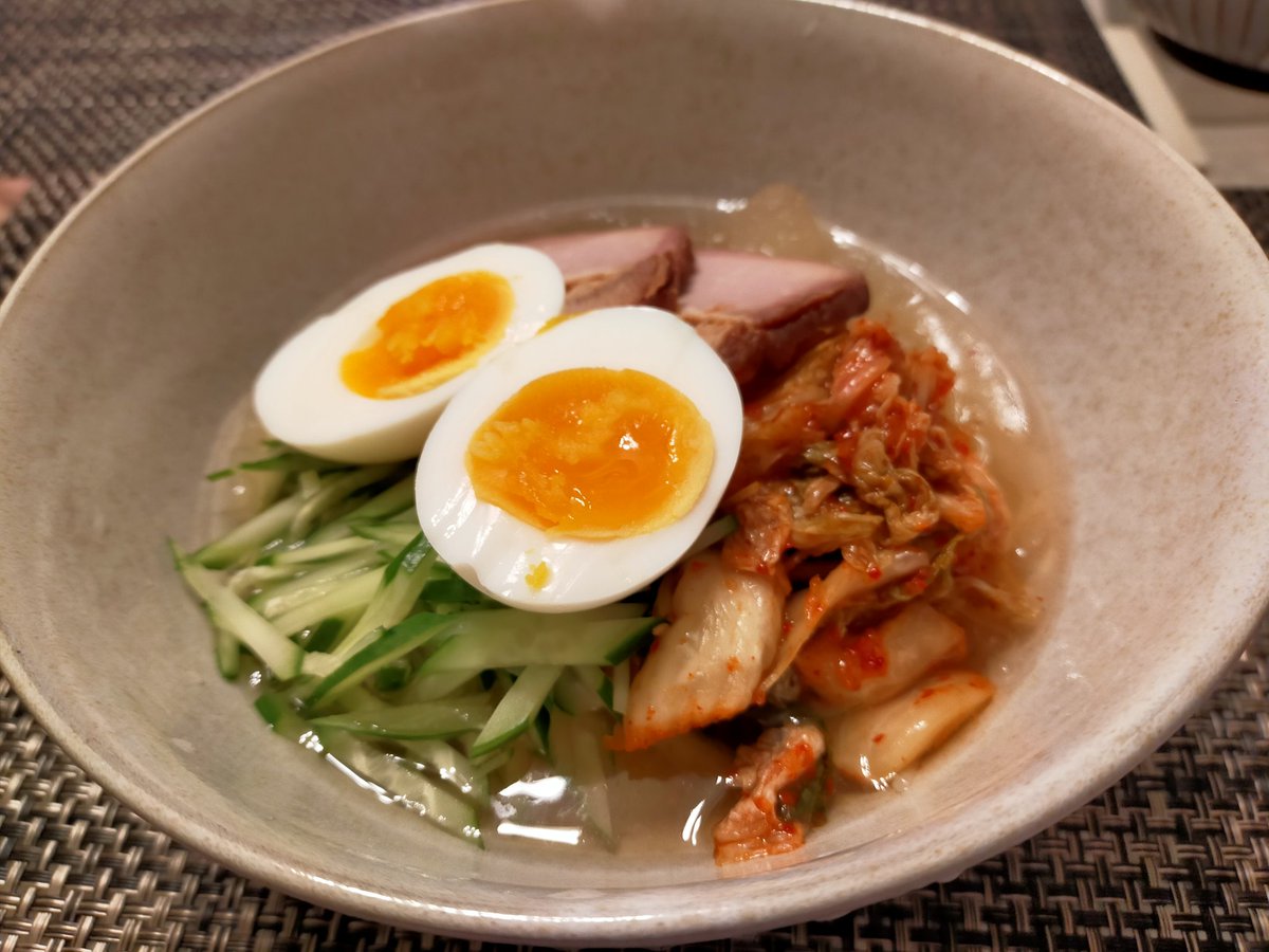 今日の宴 冷麺 スープをキンキン冷やしたら美味しいだろうと冷凍庫に入れたらカチカチに😳‼️逆にお湯で解凍💦 お肉＆冷麺、至福( ´˘` )