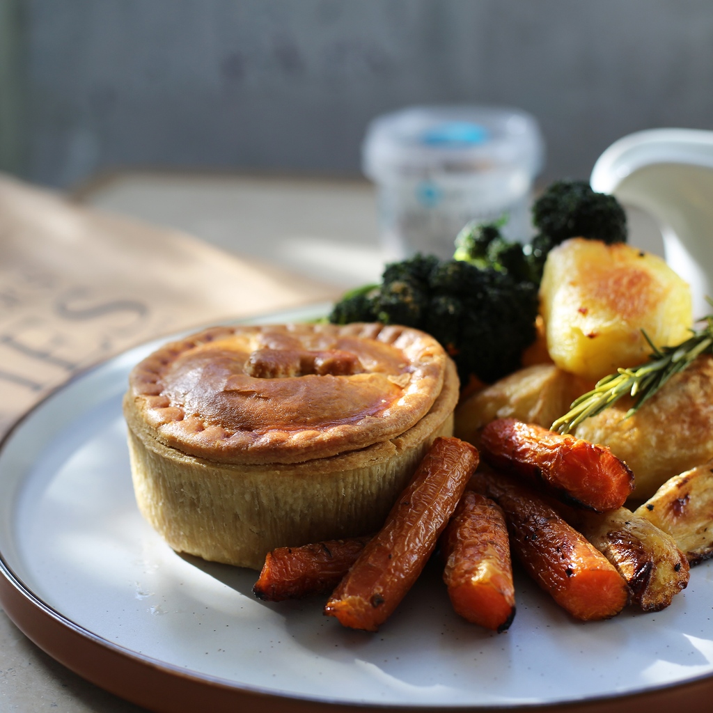 TurnersPies's tweet photo. The last Sunday roast before Christmas has to involve one of our delicious pies! 😍

#turnerspies #piesbypost #roastdinner #roast #piedinner https://t.co/CU8zyHWBvU