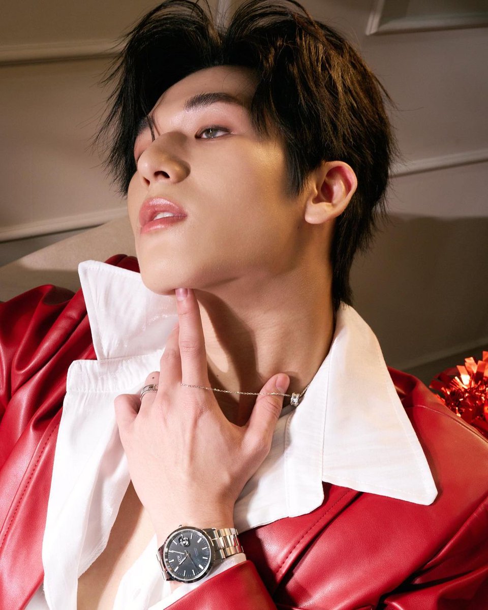 akishipper's tweet photo. 2022.12.18 #DanielWellington Christmas Photoshoot x #MosBank
🤍 💚 ♥️ 🎄
#moslhong IG post (total 6 pics) 🔗
https://t.co/T1oYqyN6aT
Mos's colored contact lens!!!!!
so HOT 🔥!!!!! Vampire vibes 😍😍
#DWThailand #DWinTH
#ISBANKY
#BigDragonTheSeries https://t.co/jwnBy0SFoH