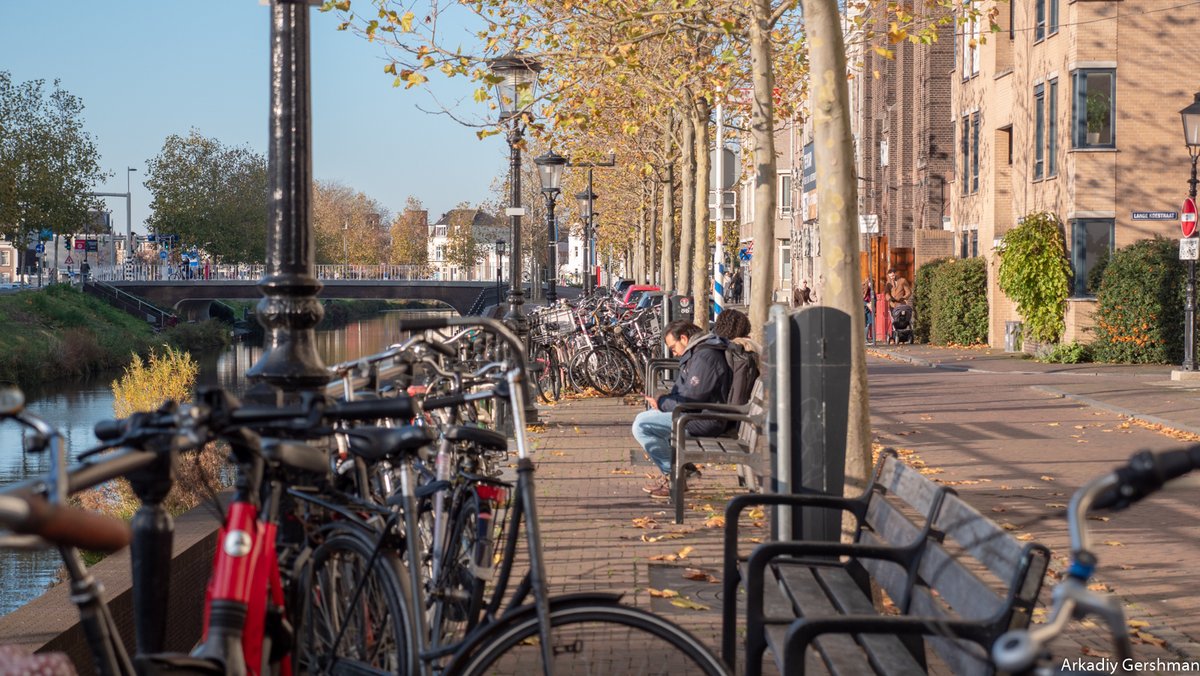 ArkadiyUrban's tweet photo. Canal, road and canal again — a story from Utrecht

The canal around the city center was built in the 12th c, but was turned into a road in the 1950s. In the 21st c, locals have decided that water and nature are more important than cars, so now there is a canal again. https://t.co/XUlIXKDsPr