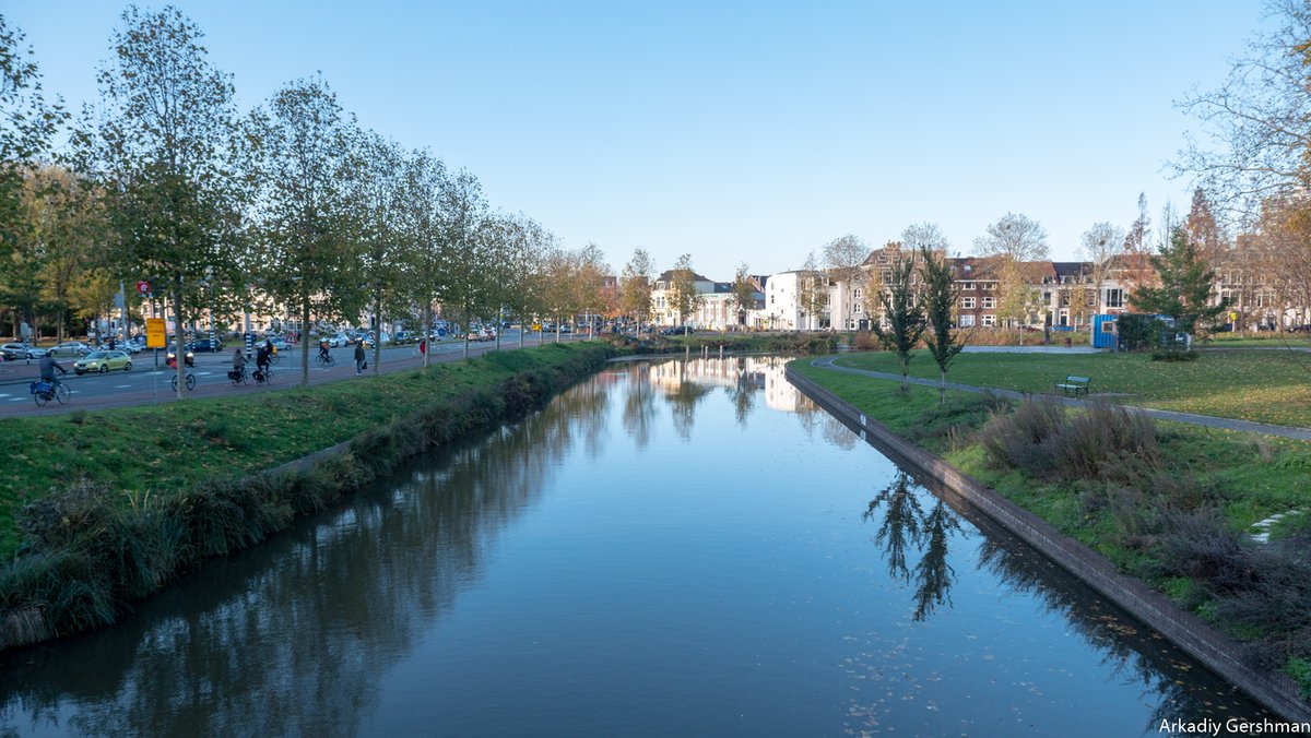 ArkadiyUrban's tweet photo. Canal, road and canal again — a story from Utrecht

The canal around the city center was built in the 12th c, but was turned into a road in the 1950s. In the 21st c, locals have decided that water and nature are more important than cars, so now there is a canal again. https://t.co/XUlIXKDsPr