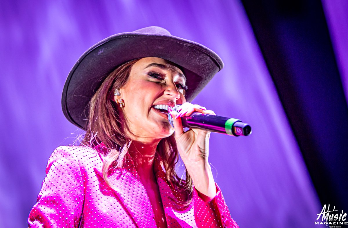 pdicko67's tweet photo. It was great to catch up again with the very talented @Megan_Mckenna_ on Friday 📷📷❤...It's been way too long!
Such an accomplished country and western singer.
@nottinghamarena 🙌🙌
#meganmckenna #nottinghamarena
Review and gallery soon at @AllMusicMagazi1 https://t.co/hL5WJsAWG3