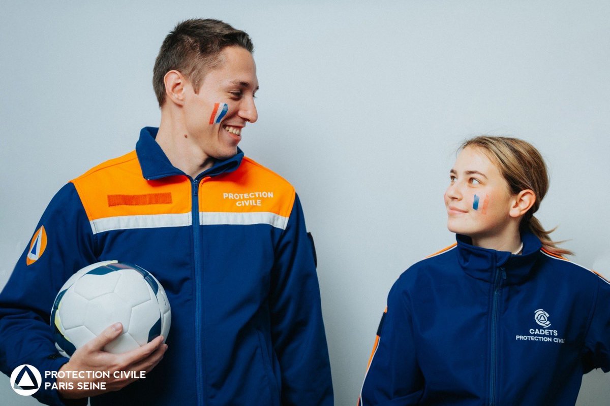 PCParisSeine's tweet photo. #ARGFRA : nous soutenons les Bleus pour la finale de la Coupe du Monde !

Un important dispositif de secours est prévu : des bénévoles renforcent les équipes du SAMU et des Pompiers de Paris, et une centaine de secouristes sont mobilisés pour un poste de secours dans la capitale. https://t.co/wi8iSGXtGP