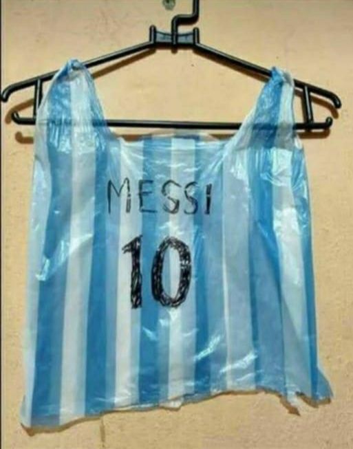 Syandana3's tweet photo. @yusuf_dumdum Ya Argentina yg cium Piala Dunia... https://t.co/oR5LfTzLKS