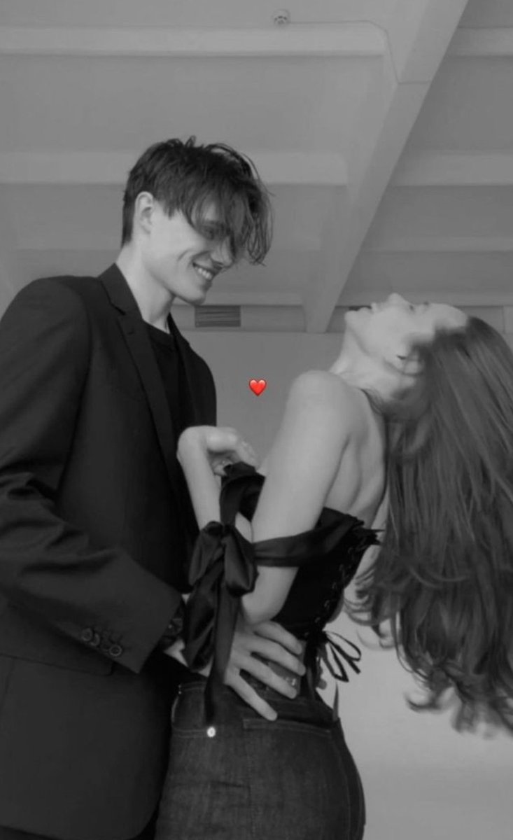 Abril_Grey_'s tweet photo. 365 días junto al novio más precioso y atento de este mundo. gracias por ser tú y acompañarme en mi vida, te amo como a nadie, estrellita❤️‍🩹 https://t.co/6c92MOq2Wm
