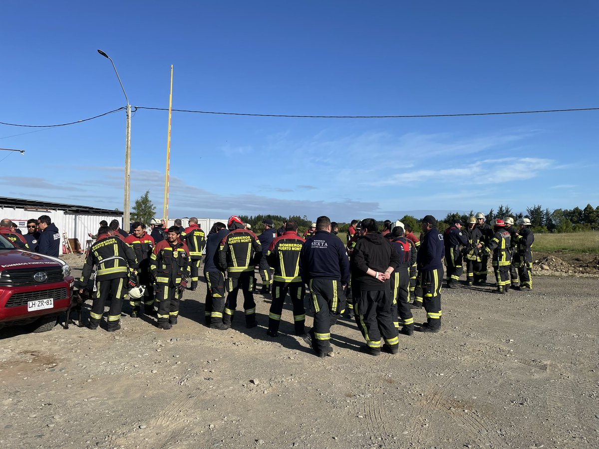 SNOBomberos's tweet photo. #HazMat el día de hoy el @CBPMO y sus compañías @ZweiteCBPM y @SextaCiaCBPM realizarán el ejercicio final del proceso de acreditación de la especialidad HazMat del Sistema Nacional de Operaciones de @BomberosdeChile 🚒🇨🇱☢️ en las instalaciones del campus sur @ANB_Chile #SNO https://t.co/0S2oM2cTYC