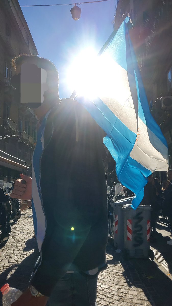 ValeriaParrell2's tweet image. Oggi ci stanno più bandiere dell Argentina a Napoli che a Baires