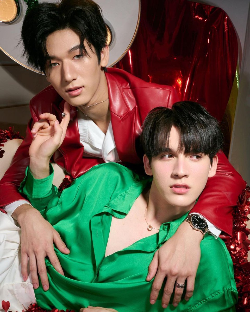 akishipper's tweet photo. 2022.12.18 #DanielWellington Christmas Photoshoot x #MosBank
🤍 💚 ♥️ 🎄
Star Hunter Entertainment/ #BigDragonTheSeries
IG post (total 9 pics) 🔗https://t.co/hRQ7UiRPFZ
Beautiful couple. So hot so cute at the same time !!!
#DWThailand #DWinTH
#ISBANKY #moslhong https://t.co/sT3QJ4YDsI
