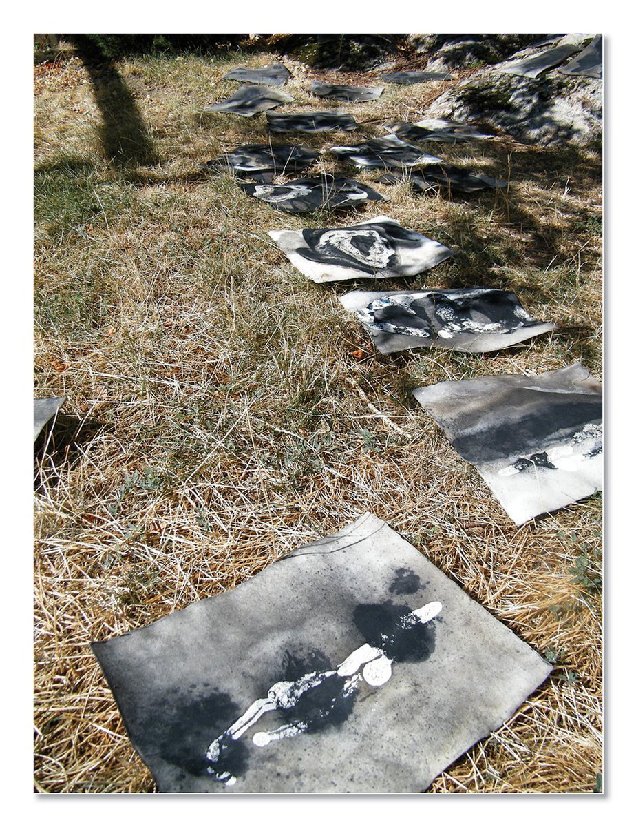 Hugraph2017's tweet photo. Papeles quemados
Área de trabajo
• • •
Burnt paper pieces
Work area
•••
© Christian Hugo Martín, 2022 https://t.co/nACE0fnxOO