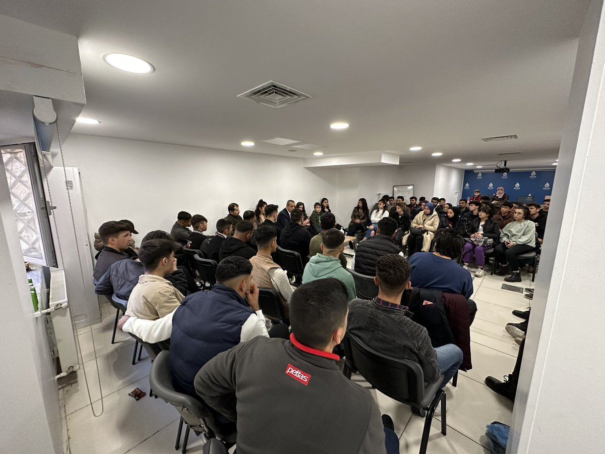 BakiBuluttt's tweet photo. Oğuzeli gençlik çalışmaları teşkilatı olarak il başkanımızın katılımıyla düzenlenen gençlik çalışmaları teşkilatı toplantısına katıldık.@avertugrulkaya @avsinanerdogan @finanscibirdisi https://t.co/h7Y7U0kNyd