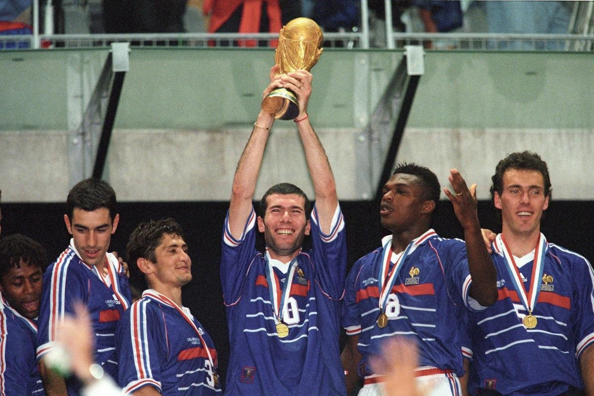 lnstantFoot's tweet photo. Zinédine Zidane sur Instagram : "Jouer une finale de Coupe du Monde est un rêve d’enfant. Allons chercher cette troisième étoile ! Allez les Bleus !" 💙🤍❤️ https://t.co/KM8Vy52xhE