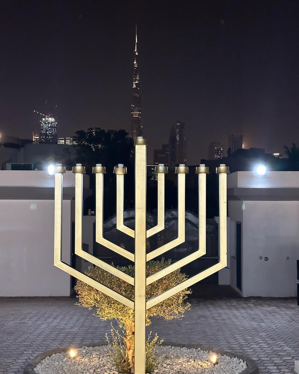 SellemAlec's tweet photo. Happy Hannuka ! #dubai #chabaduae @ChabadUae @RabbiUAE https://t.co/8AxIHsUdii
