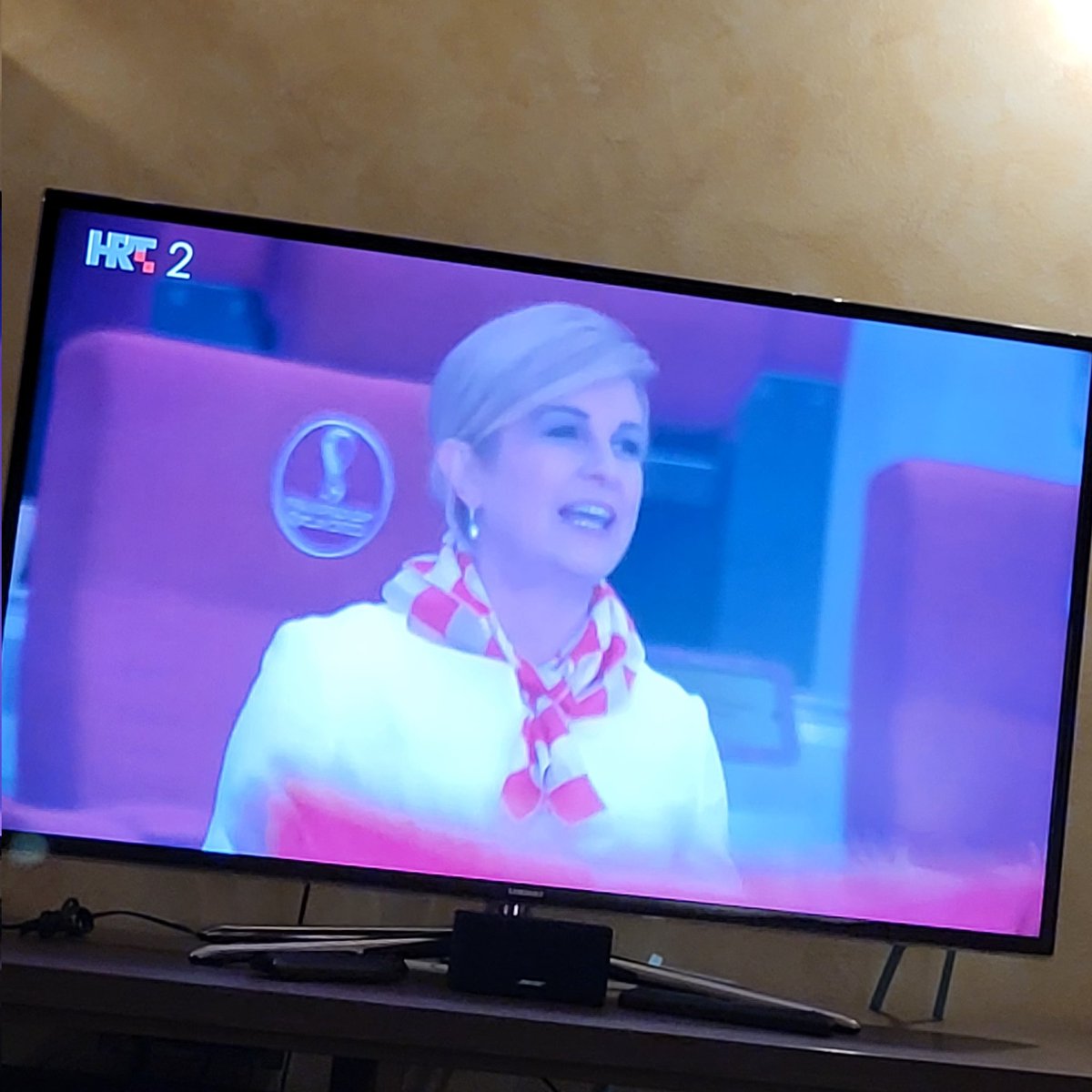 itsbleached's tweet image. Kraljica nam je osobno donjela srecu