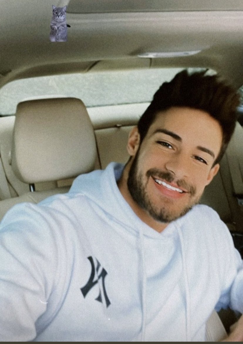 Kedi olduğumuzu kabullendik bide gözlerimizin ela olduğunu kabullensek her şey çözülecek 🧡

#BatuhanKaracakaya