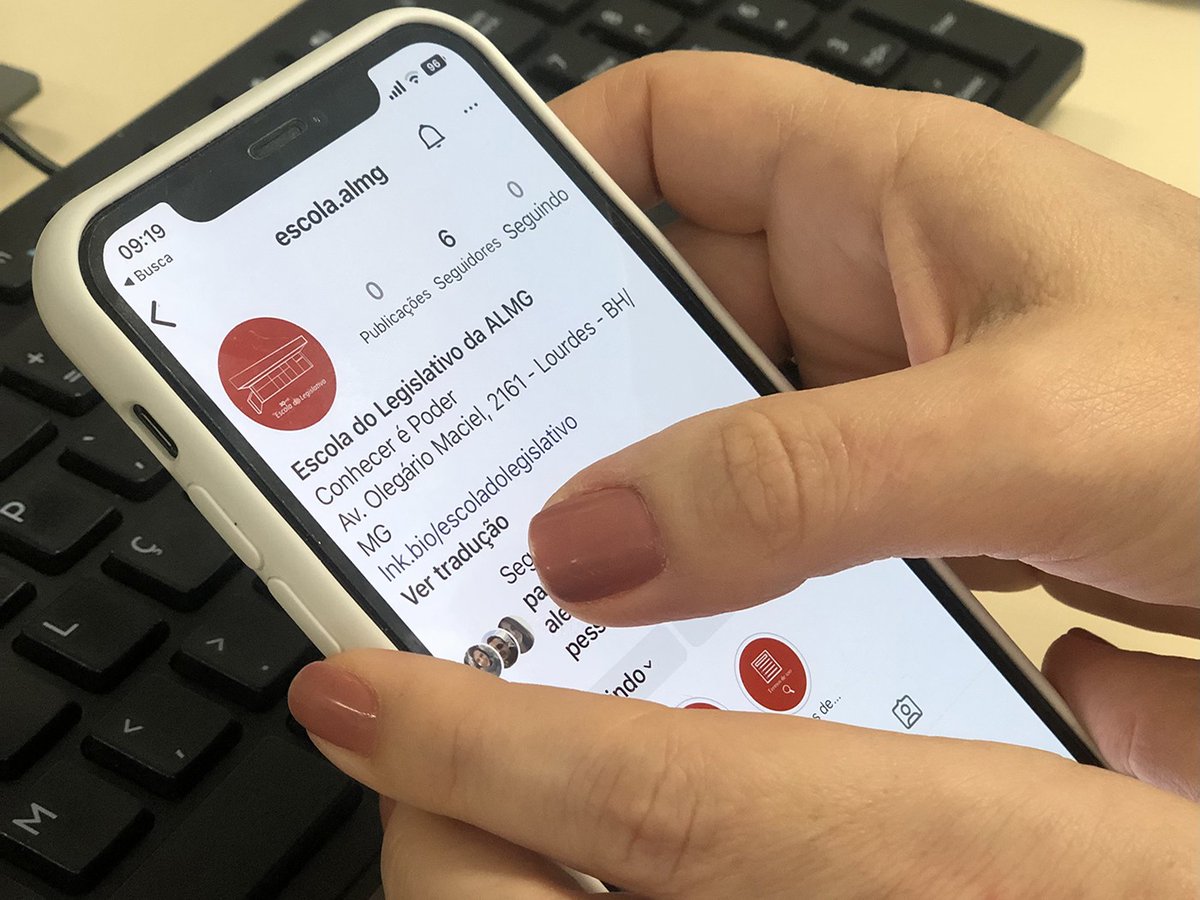 assembleiamg's tweet photo. Escola do Legislativo lança perfil no Instagram. O objetivo é compartilhar informações sobre programas de pesquisa, artigos, cursos, ações em rede, especialização, educação para a cidadania e a dinâmica do processo legislativo. Siga o perfil @escola.almg. https://t.co/LACDdLWbgk https://t.co/5t6ZL7ZV7q