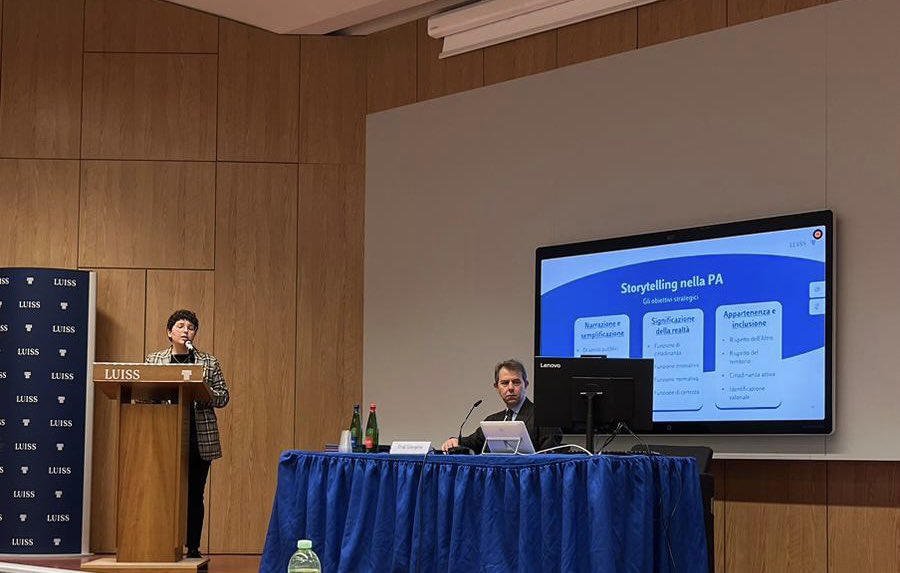 giulia_banfi's tweet photo. 🎓 Un anno di comunicazione e marketing politico e istituzionale che si conclude. Un anno di nuove amicizie e sfide professionali. È sempre bello darsi nuove opportunità! Felice per questo percorso 💪🏼 #MasterII #Luiss @mics_luiss @LUISSSoG @UniLUISS https://t.co/iW6DIQrZsQ