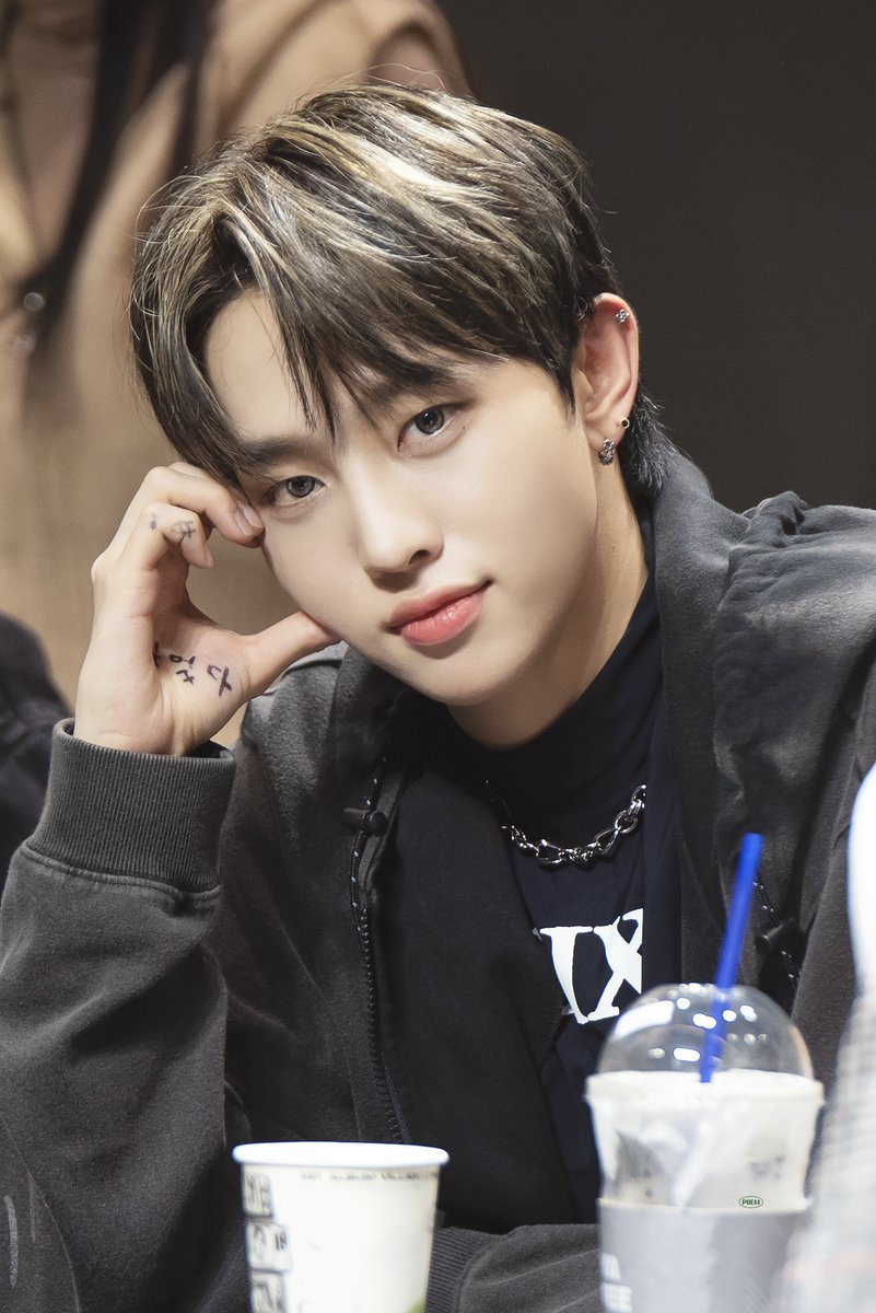 725poem's tweet photo. 221118 디어마이뮤즈 디마뮤 팬사인회

진짜 잘생겼어여 반했어여 

#이협 #LEEHYEOP #드리핀 #DRIPPIN https://t.co/2i6BdD8lon
