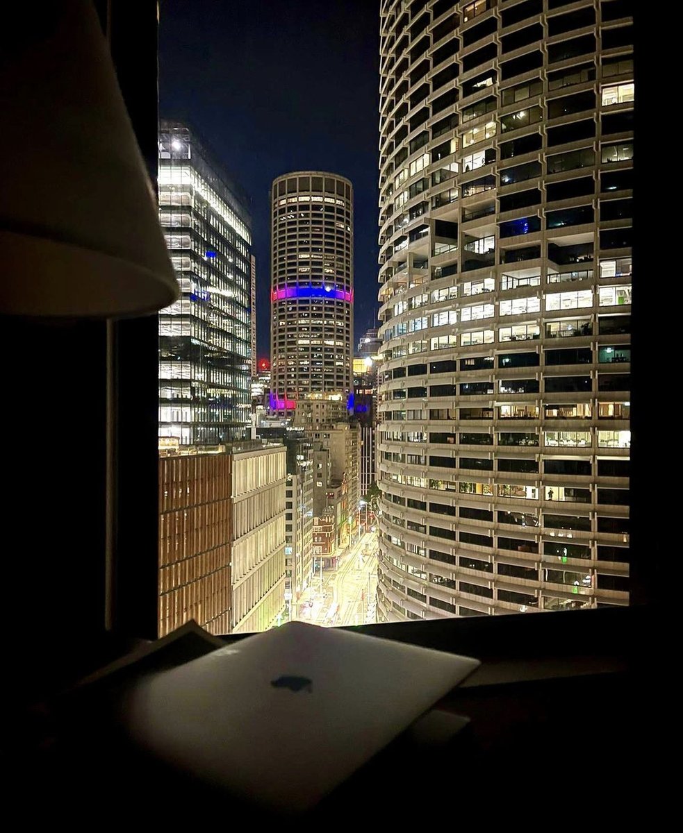 All you need is #Love and #CitySkyljne. 🌃

#cityofsydney