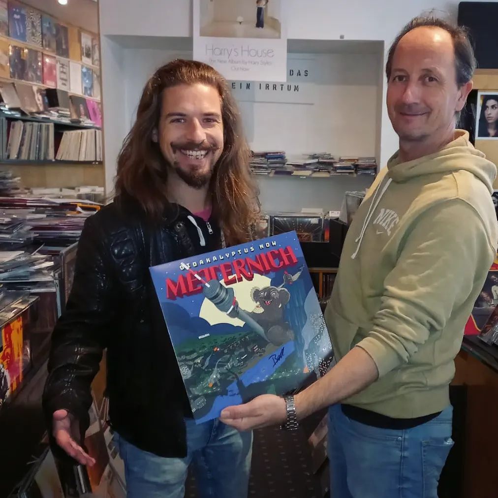 MetternichBand's tweet photo. Nachschub! Ab morgen gibt's wieder signierte Oidakalyptus Now #vinyl bei @heinzkovacs im Plattenladen Monroe in Eisenstadt! Glühwein &amp; Punsch gibt's gleich daneben am Christkindlmarkt 🎅

#metternich #strizzirock #wien #rockband #vienna #austria #metternichrocks #newalbum #vi… https://t.co/LLXCIR9lrw