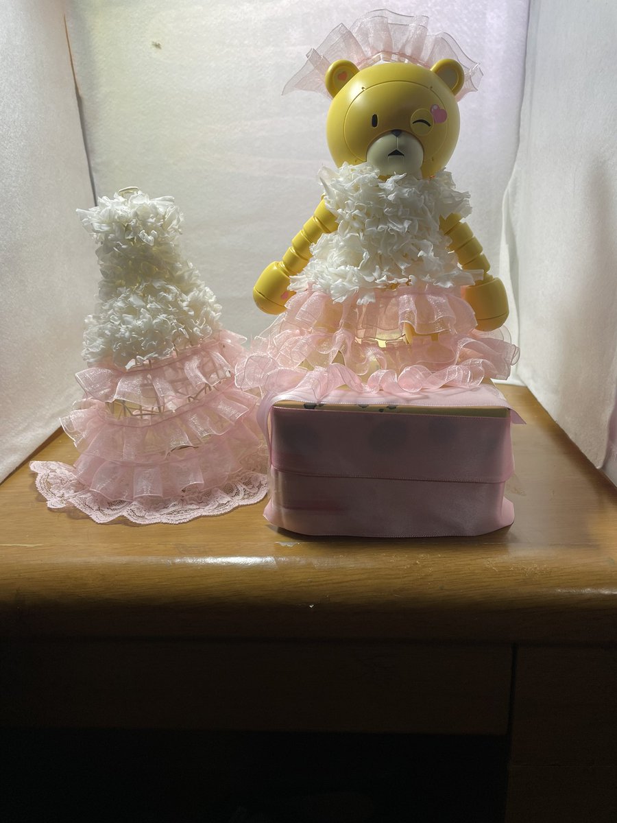 Wa4HOQceGiTDaxO's tweet photo. ガンプラと、フラワーアレンジを組み合わせてみました。 https://t.co/EH0WwHw78E