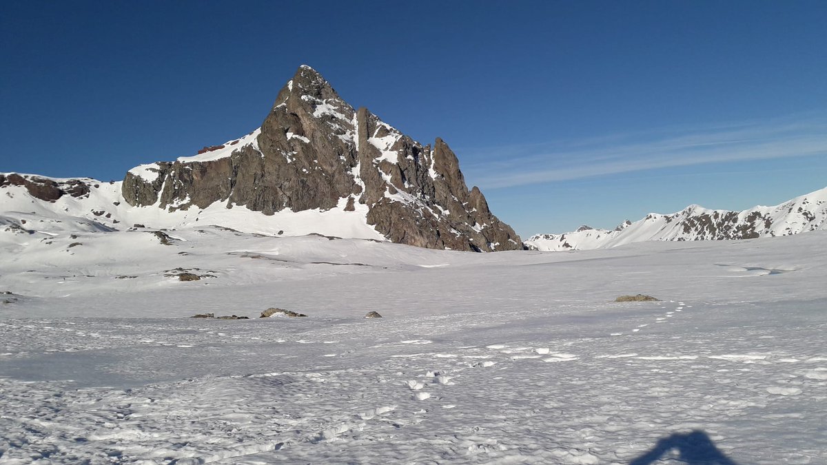 Seguro que ves estas fotos y piensas: ¿quién sería capaz de destrozar tanta belleza? Te lo contamos: <a href="/GrupoAramon/">Aramon Comunicación</a> y <a href="/GobAragon/">Gobierno de Aragón</a>
Donde ponen el ojo depredador, colocan hierros en forma de telesillas, cañones de nieve y carreteras que arrasan estos fantásticos parajes del Pirineo.