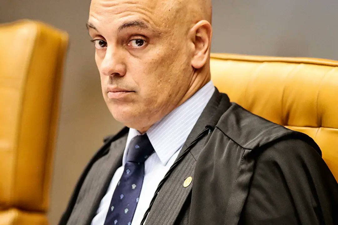 sensacionalista's tweet photo. Amigo oculto em Brasília: Moraes tira Bolsonaro e dará tornozeleira de presente https://t.co/Y0U4uCKc8q