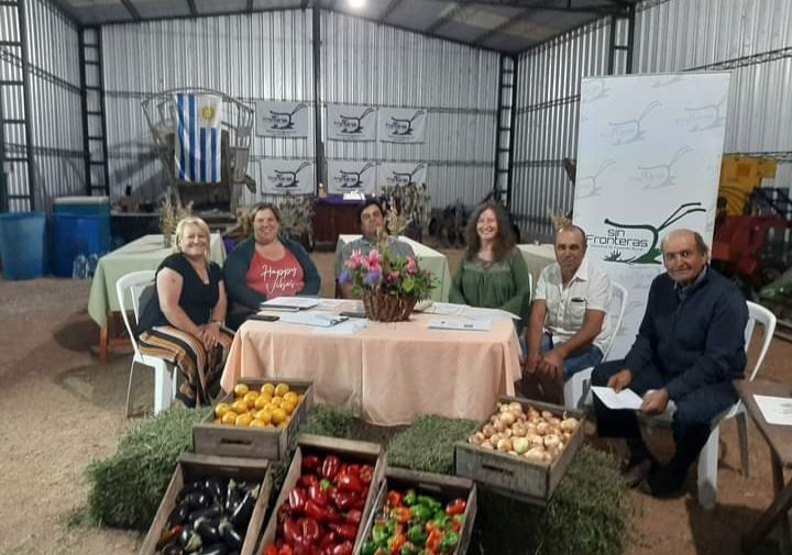 carlos_jaureguy's tweet photo. En la pasada,noche se celebró en el galpón de la Sfr Sin Fronteras, la Asamblea anual ordinaria de socios ,junto a parte de los socios presentes autoridades de MGAP, DIGEGRA,  Desarrollo productivo rural de la Comuna Canaria, CNFR, legislador Nacional,legislador Departamental. https://t.co/VkYYgj7Xxm