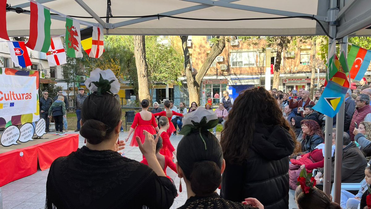 FeriaCulturasSJ's tweet photo. 🤩🥳Seguimos a tope!!! con los #bailesdelmundo de la Escuela Profesional de Danza #ZapateanDos en la Plaza del Encuentro en la 7ª Feria de las Culturas SJ de #Aznalfarache
#FeriadelasCulturas #multiculturalidad #diversidad #convivencia #18D #DiadelaPersonaMigrante #DiadelMigrante https://t.co/yex8KEmUVd